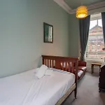 Spacious 4-Bedroom Retreat In Glasgow City