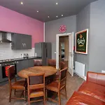 Spacious 4-Bedroom Retreat In Glasgow City