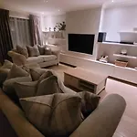 Stylish Modern 3 Bedroom House Free Parking