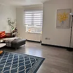 Modern Apartment-Sleeps6-Parking-Seft Check In