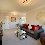 Chic & Cozy 2-Bed Flat In Glasgow - Free Parking
