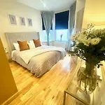 Glasgow City - Stylish 2 Bed In Unique Ibrox Location Nearby Subway And Free Parking
