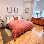 Glasgow City - Stylish 2 Bed In Unique Ibrox Location Nearby Subway And Free Parking