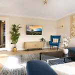 Spacious 3 Bed Home In Glasgow City With Free Parking