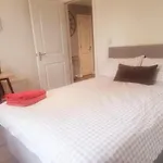 Modern Two Bed Glasgow Apartment With Free Parking