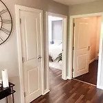 Modern Two Bed Glasgow Apartment With Free Parking