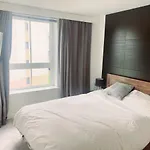 Modern Two Bed Glasgow Apartment With Free Parking