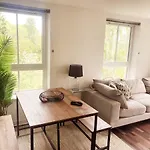 Modern Two Bed Glasgow Apartment With Free Parking