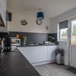 Glasgow, 2 Bed House With Parking