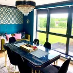 Private Bedroom & Bathroom With Amazing View In Quirky Townhouse