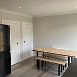 Sleek And Stylish 3 Bed West End House