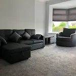 Sleek And Stylish 3 Bed West End House