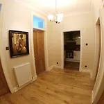 Airlie Street Apartment