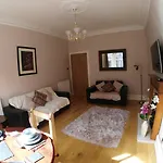 Airlie Street Apartment