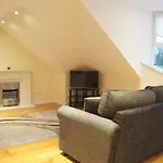 Modern, Cosy Apartment In Bearsden With Private Parking