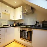 Modern, Cosy Apartment In Bearsden With Private Parking
