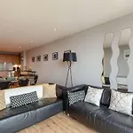 Modern Riverfront Apt. 10 Mins From Hydro/Secc