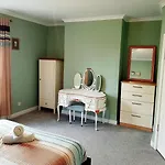Three Bed Holiday Home In Glasgow