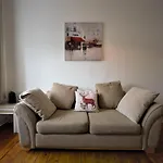 Bright And Cosy West End Apartment
