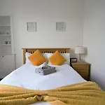 Bright And Cosy West End Apartment