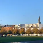 City Centre Glasgow Green Apartment With Balcony And Parking