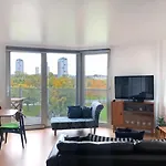 City Centre Glasgow Green Apartment With Balcony And Parking