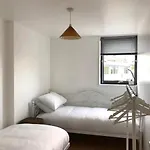City Centre Glasgow Green Apartment With Balcony And Parking