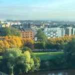 City Centre Glasgow Green Apartment With Balcony And Parking