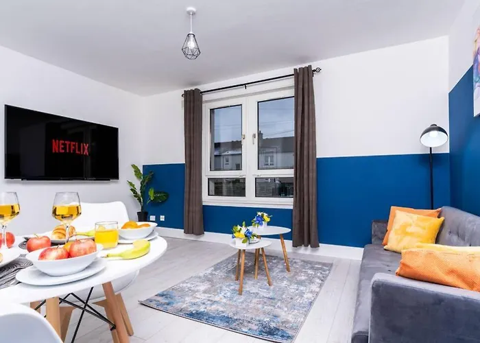 Cheerful 2 Bedroom Homely Apartment, Sleeps 4 Guest Comfy, 1X Double Bed, 2X Single Beds, Free Parking, Free Wifi, Suitable For Business, Leisure Guest, Contractors, Qe Hospital, Glasgow, Near Airport & City Centre