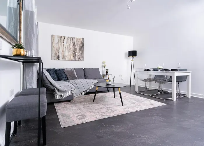 Spacious 3 Bedroom House In Glasgow City With Private Parking & Garden