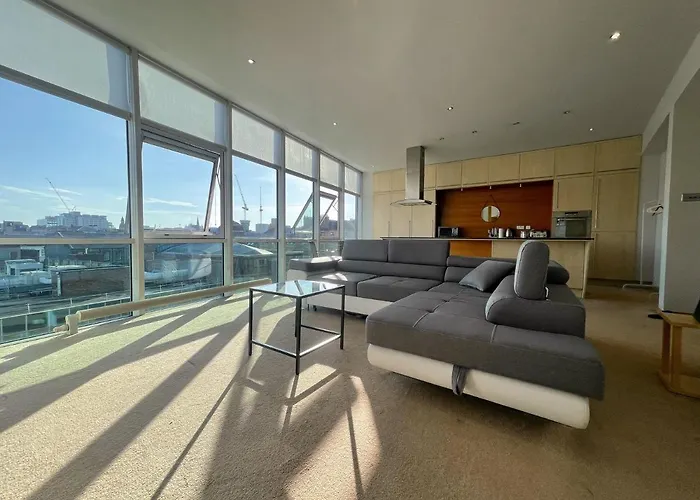 City Centre 2-Bed Apartment Parking Jacuzzi Bath