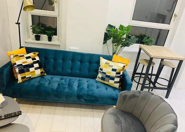 Cheerful 2 Bedroom Homely Apartment, Sleeps 6 Guest Comfy, 3X Double Bed, Parking, Free Wifi, Suitable For Business, Leisure Guest,Glasgow, Glasgow West End, Near City Centre