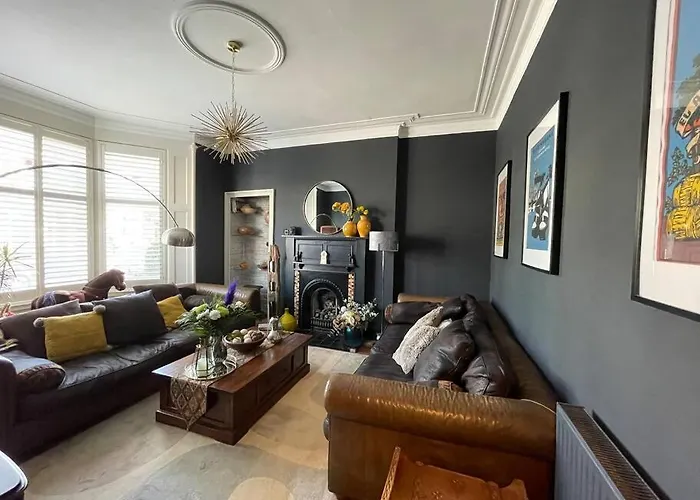Traditional Apt Close To City Centre & Hampden
