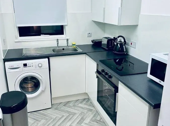 Modern 2 Bedroom Apartment With Free Parking