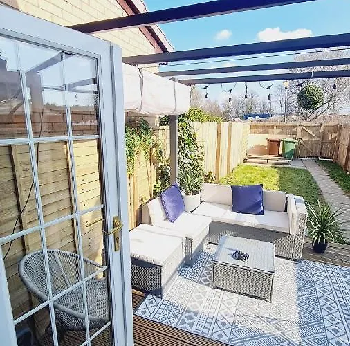 Beautiful 2Bed House With Garden, Walking Distance To Town - Free Parking