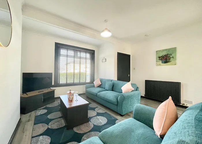 2 Bed House In Outskirts Of Glasgow