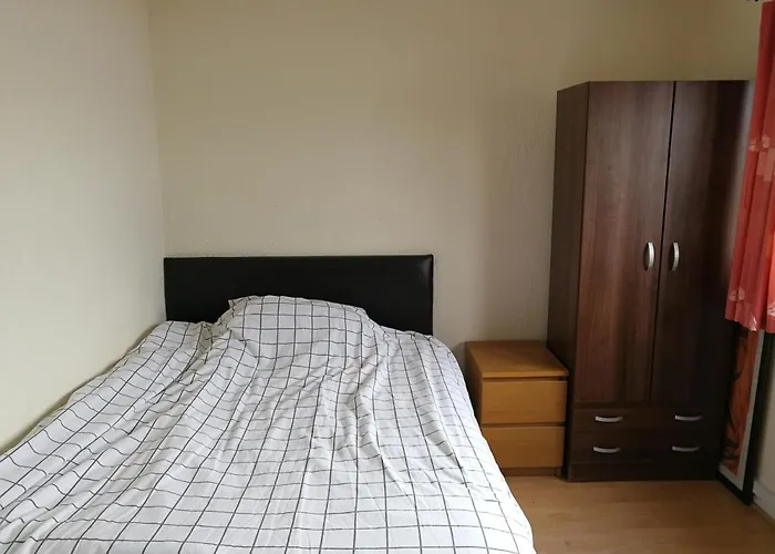 A Double Bedroom Near Glasgow City Centre Not In Great Condition Suitable For Short Stay