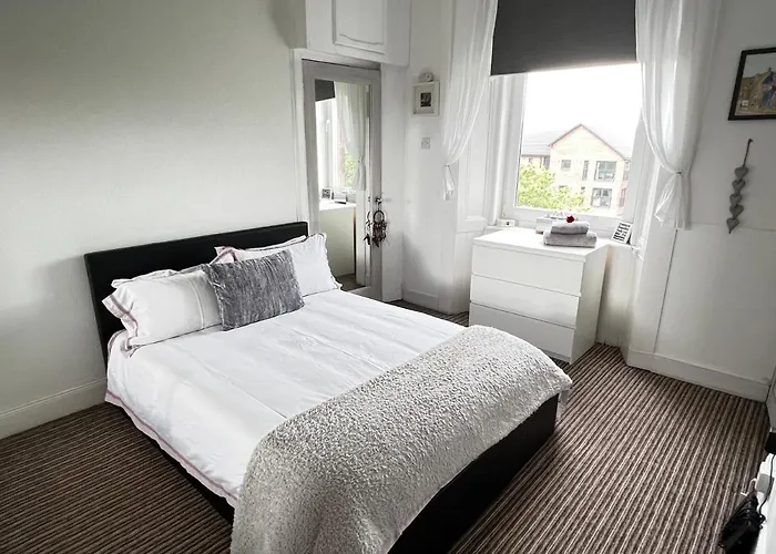 1 Bedroom Flat In Tolcross, Glasgow Top Floor.