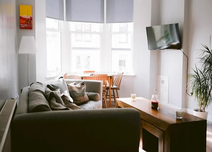 Pass The Keys Lovely Traditional 2 Bedroom Flat In West End