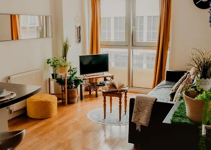 Lovely Bohemian Apartment In Heart Of City Life