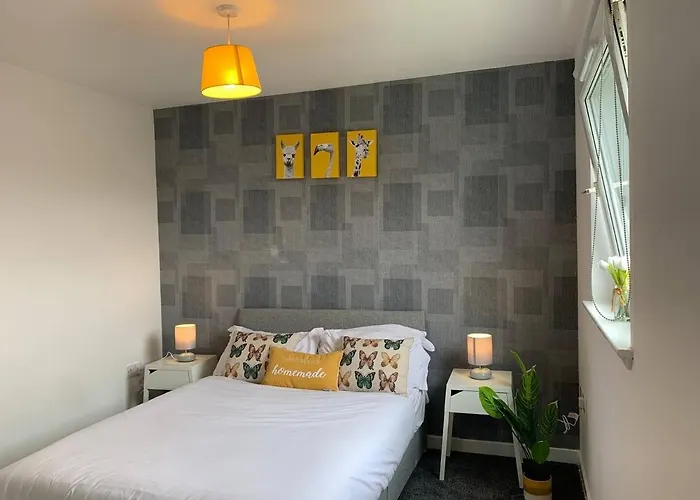 Modern 2 Bedroom Flat With Free Parking In Cambuslang, Glasgow