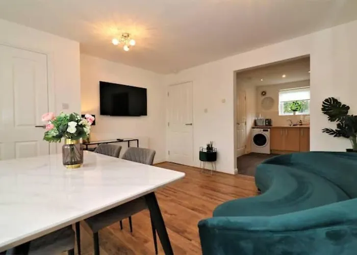 Large 5 Bedroom Townhouse Close To City Center