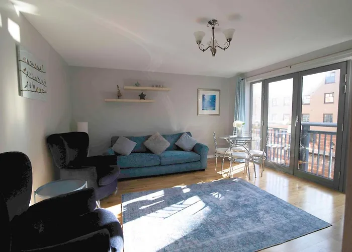 Bright Contemporary Merchant City Flat In Central Location