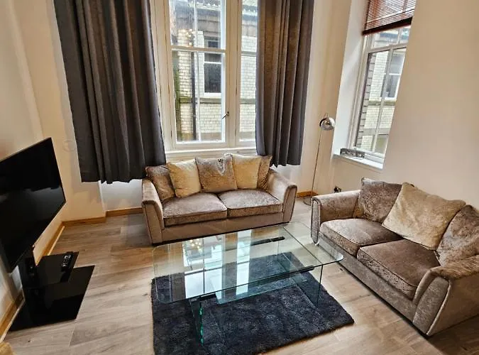 65 Renfield St 2 Bed Apartment