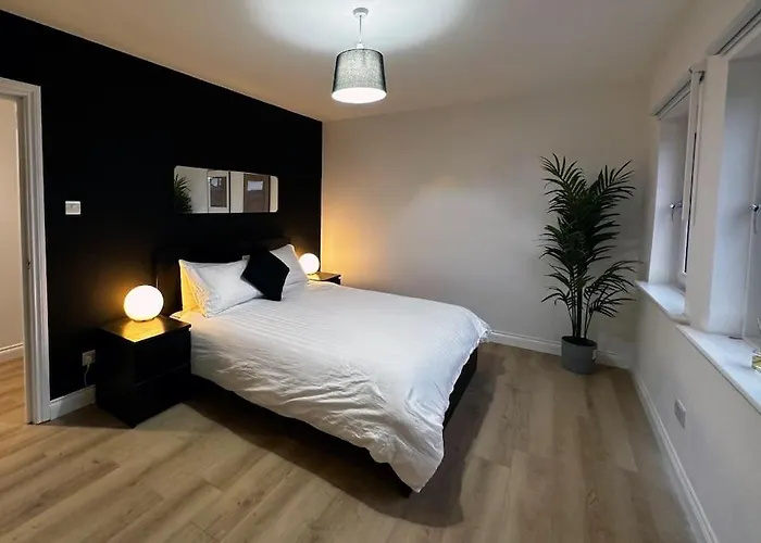 3 Bedroom/3 Bathroom Large Flat Near Ovo Hydro