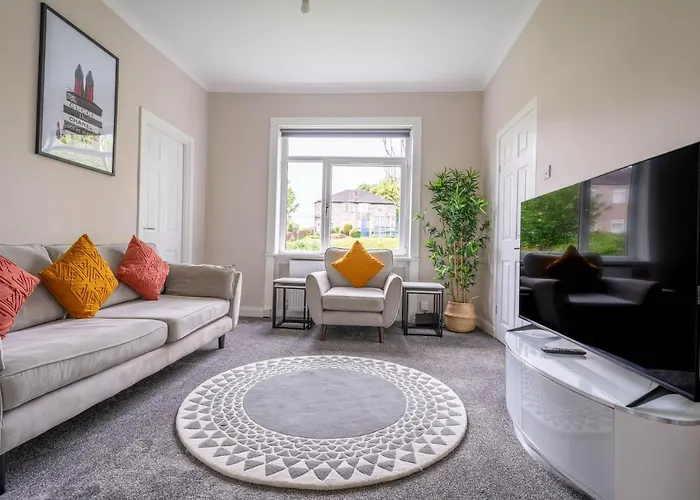 4 Bedrooms Homely House - Sleeps 6 Comfortably With 6 Double Beds,Glasgow, Free Street Parking, Business Travellers, Contractors, & Holiday-Goers, Near All Major Transport Links In Glasgow & City Centre