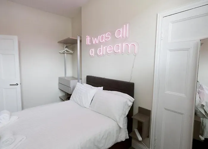 Pass The Keys Per7 Fm Nice 1 Bed Ground Floor Flat Near Cessnock Subway