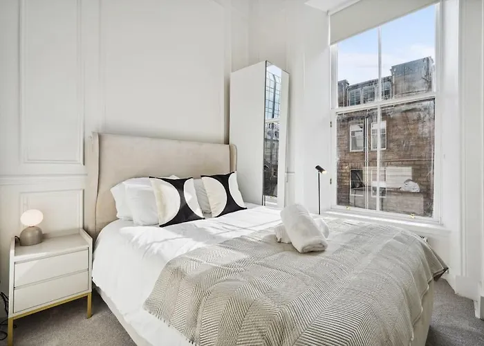 Central 1 Bed Blythswood Flat