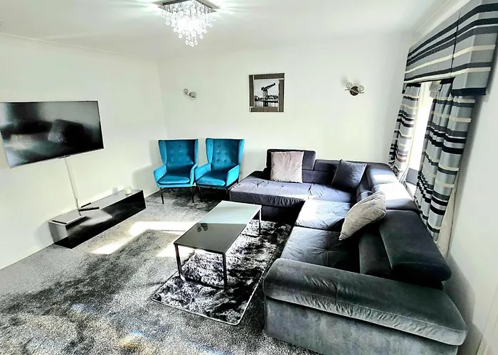 Lovely 3 Bed Home In Glasgow With Free Parking