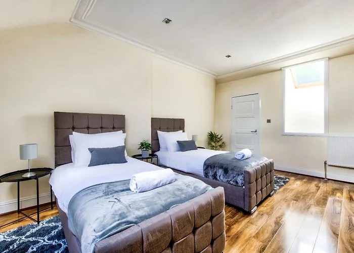 Stunning 5 Bedroom Apt, Close To City Centre, Sec, Hydro And Motorway